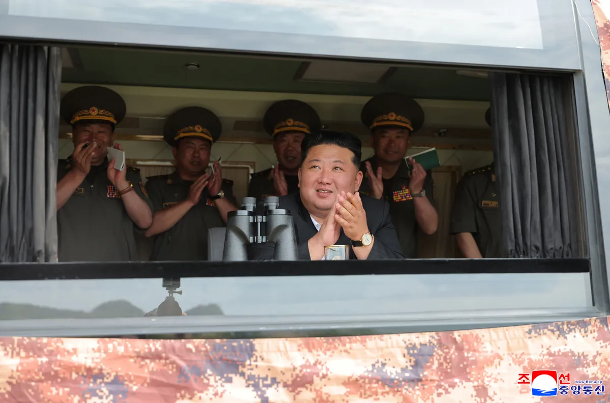 Chủ tịch Triều Tiên Kim Jong Un giám sát các vụ thử vũ khí- Ảnh 1.