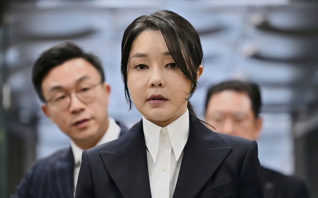 Cựu Đệ nhất phu nhân Hàn Quốc Kim Keon Hee tới tòa án ở Seoul ngày 12/8/2025. (Ảnh: AP)