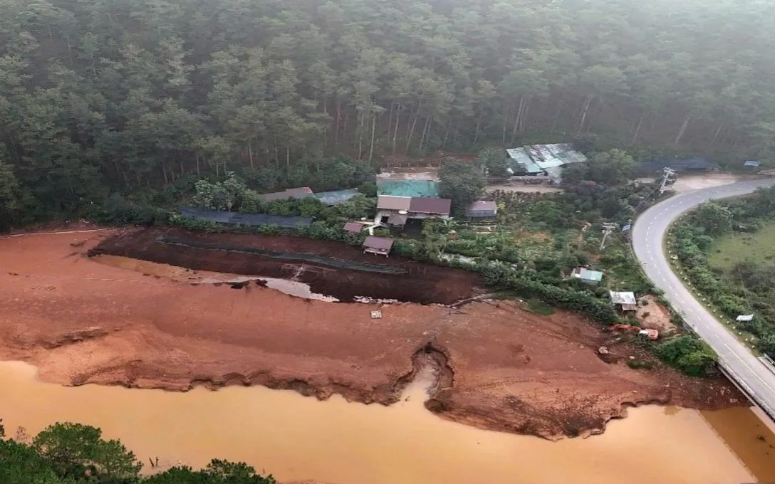 Xử lý người đàn ông đào ao không phép trong Khu du lịch quốc gia Đankia - Suối Vàng. Ảnh: Đại Thắng