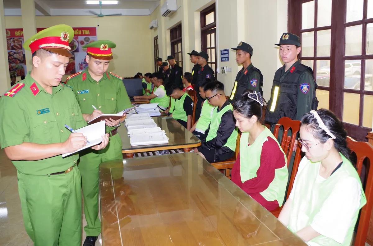 Triệt ph&aacute; đường d&acirc;y giả danh c&aacute;n bộ c&ocirc;ng an, ng&acirc;n h&agrave;ng, chiếm đoạt hơn 250 tỷ đồng- Ảnh 2.