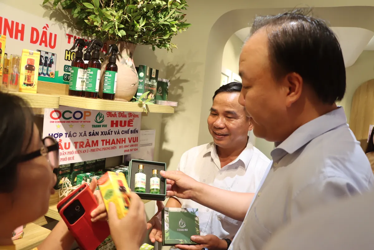 Khai trương kh&ocirc;ng gian "Huế thương", quảng b&aacute; sản vật v&agrave; văn h&oacute;a xứ Huế tại H&agrave; Nội- Ảnh 1.