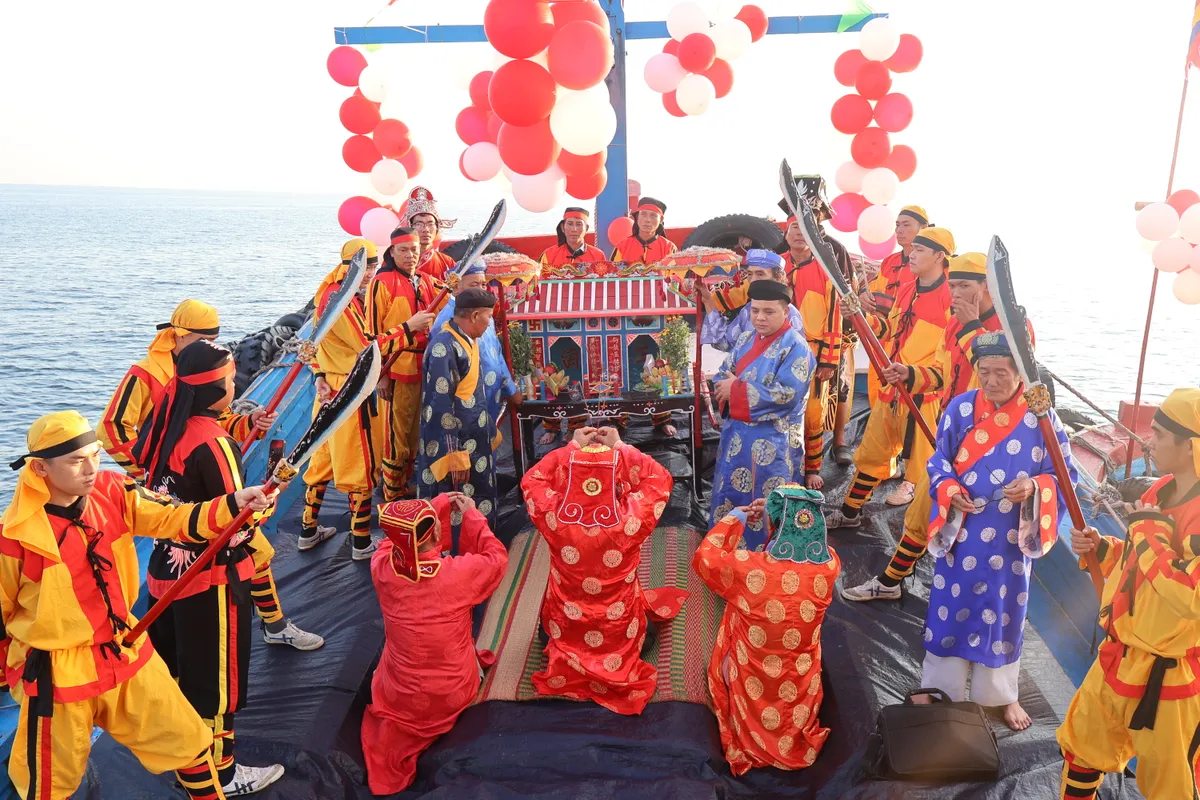 H&igrave;nh chữ S giữa biển khơi: Điểm nhấn ấn tượng của lễ hội cầu ngư Đắk Lắk - Ảnh 2.