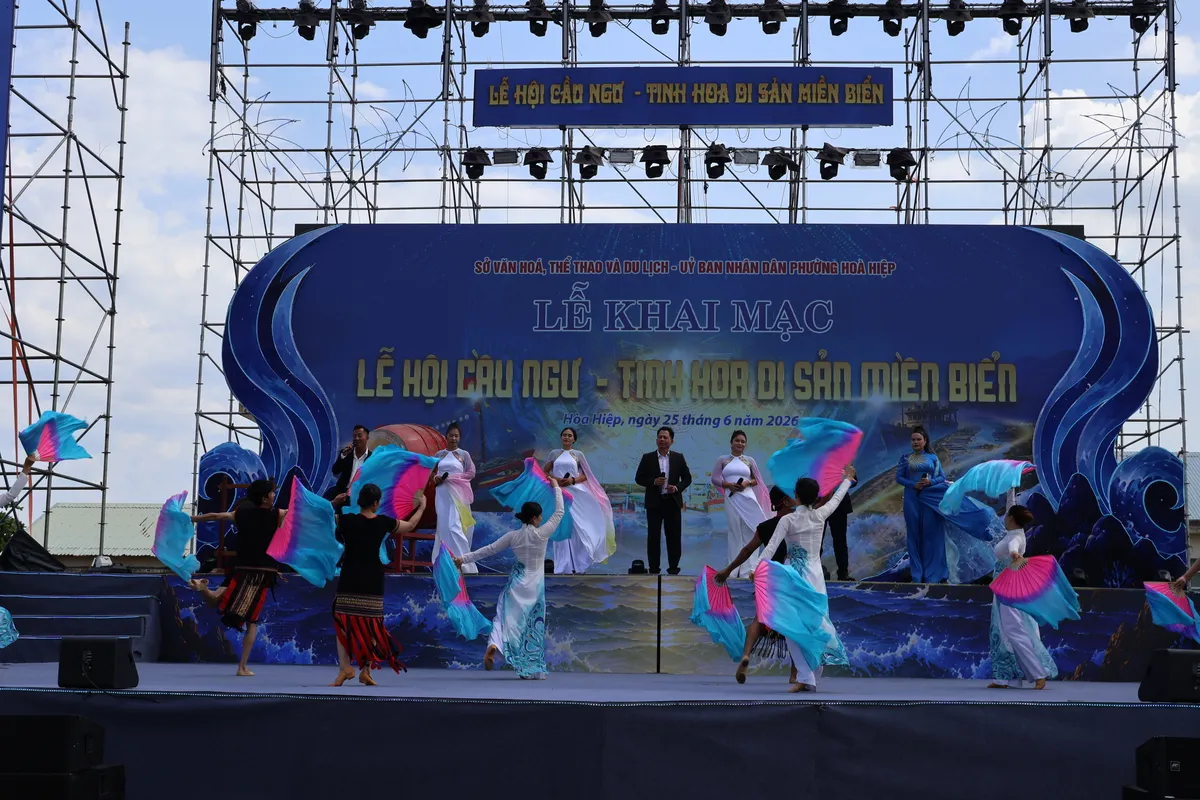 H&igrave;nh chữ S giữa biển khơi: Điểm nhấn ấn tượng của lễ hội cầu ngư Đắk Lắk - Ảnh 4.