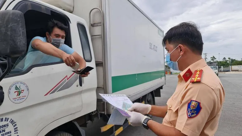 L&aacute;i xe c&oacute; phải mang theo Giấy chứng nhận ho&agrave;n th&agrave;nh tập huấn nghiệp vụ vận tải đường bộ? - Ảnh 1.