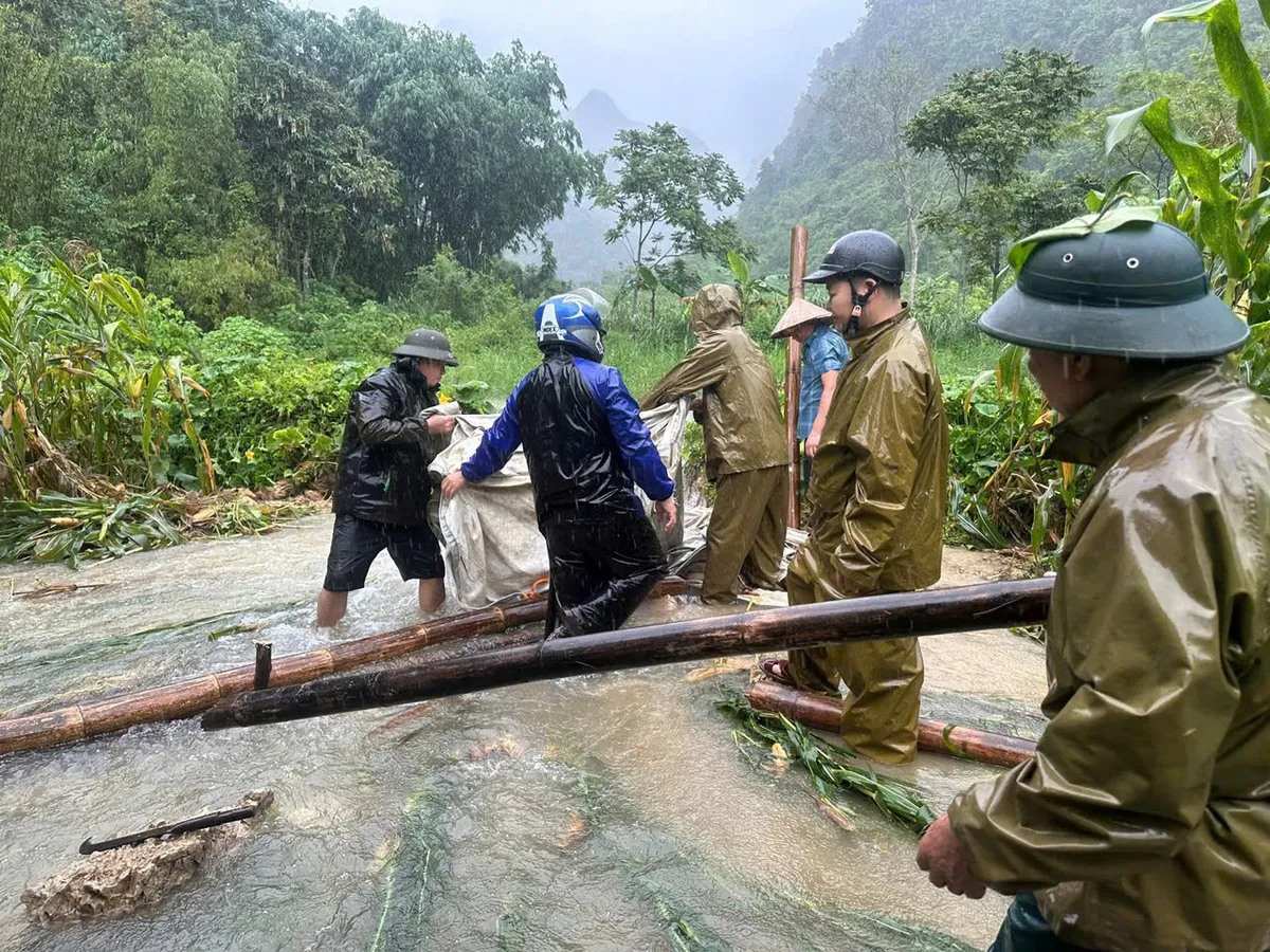 Mưa lớn, d&ocirc;ng lốc tại nhiều địa phương l&agrave;m 2 người thương vong, h&agrave;ng trăm ng&ocirc;i nh&agrave; bị ngập nước, tốc m&aacute;i - Ảnh 3.