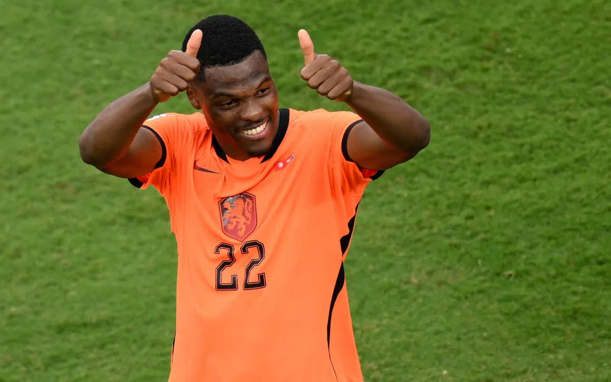 Denzel Dumfries ăn mừng chiến thắng của ĐT Hà Lan (Ảnh: AP)