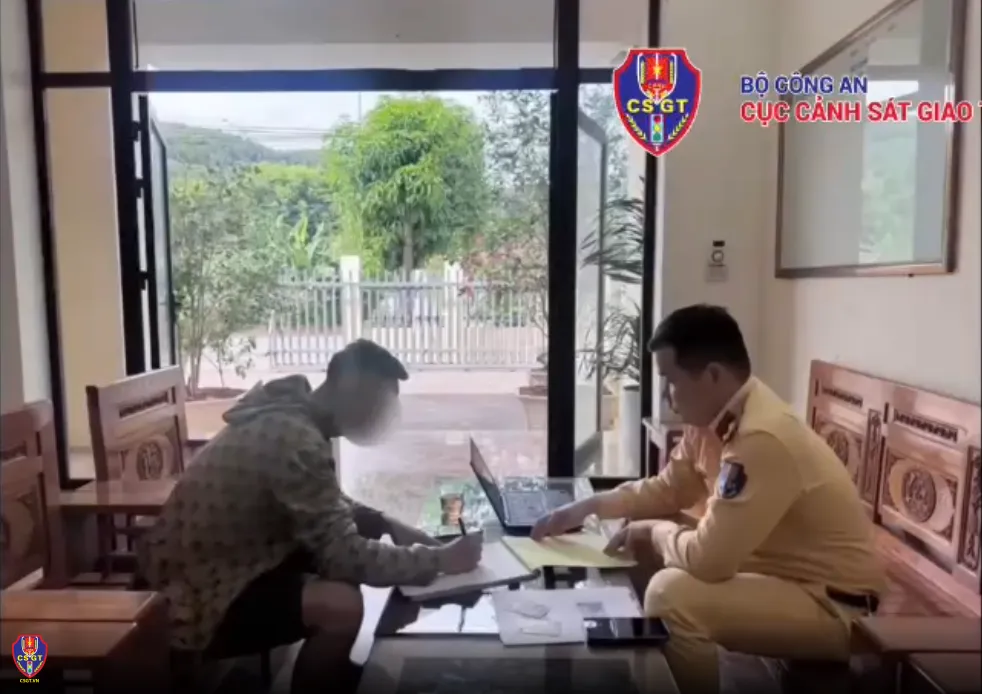 Xử phạt l&aacute;i xe đầu k&eacute;o vượt ẩu tại đoạn đường khuất tầm nh&igrave;n ở L&agrave;o Cai - Ảnh 1.