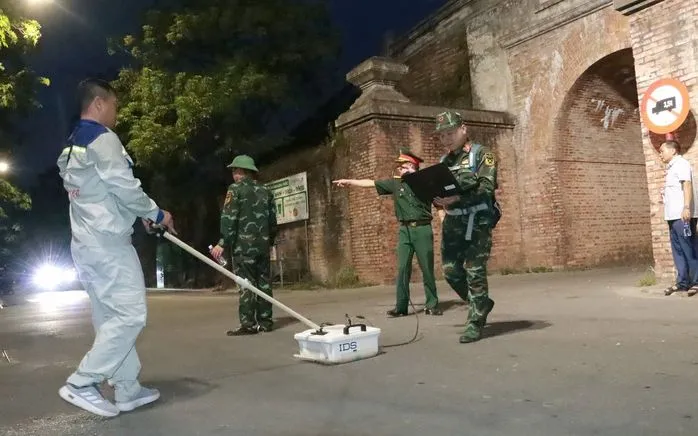 Tổ công tác của Viện thiết kế Tổng cục Hậu cần - Kỹ thuật, Bộ Quốc phòng dùng radar dò tìm tại đường Xuân 68 và tại cửa Chánh Tây (TP. Huế) - Ảnh: VGP