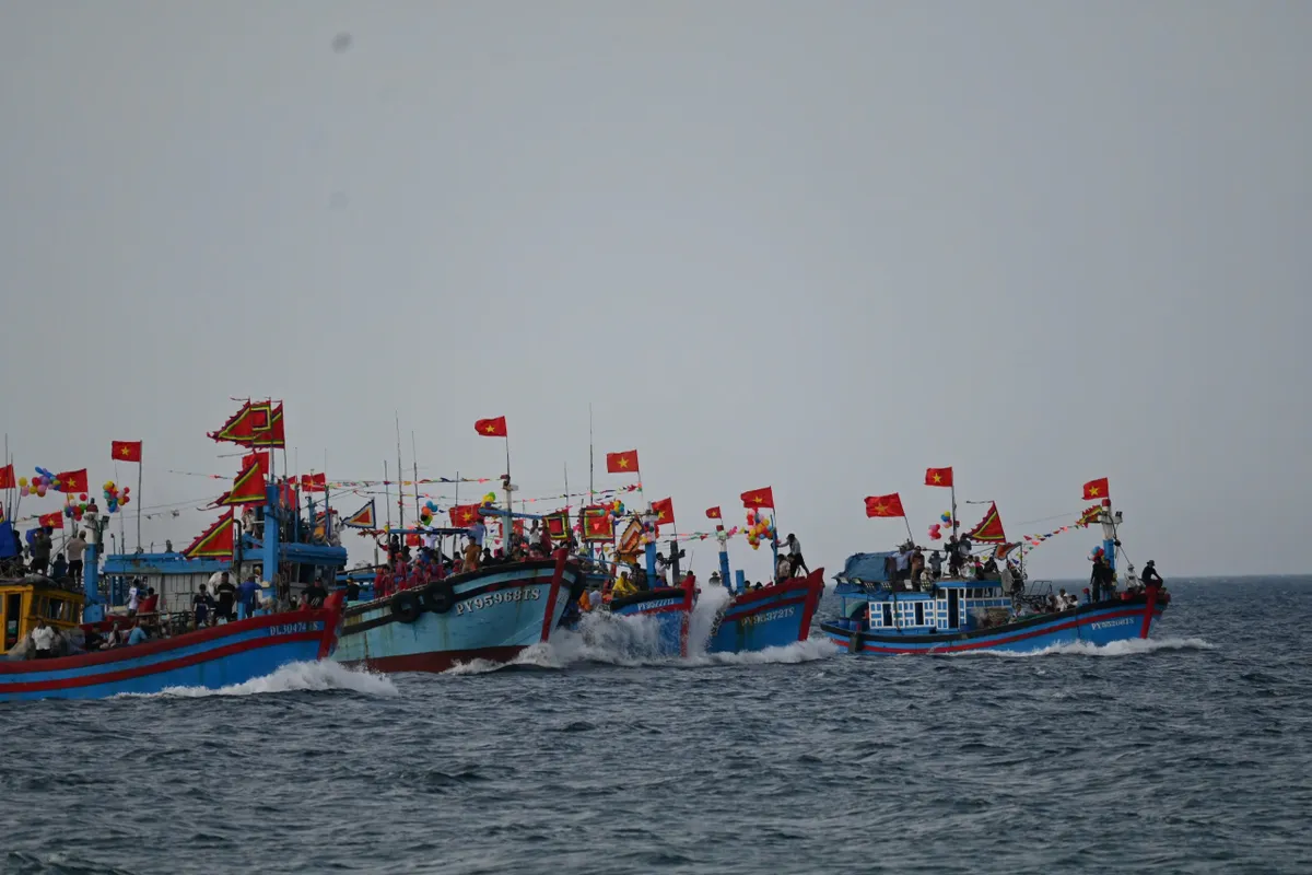 H&igrave;nh chữ S giữa biển khơi: Điểm nhấn ấn tượng của lễ hội cầu ngư Đắk Lắk - Ảnh 1.