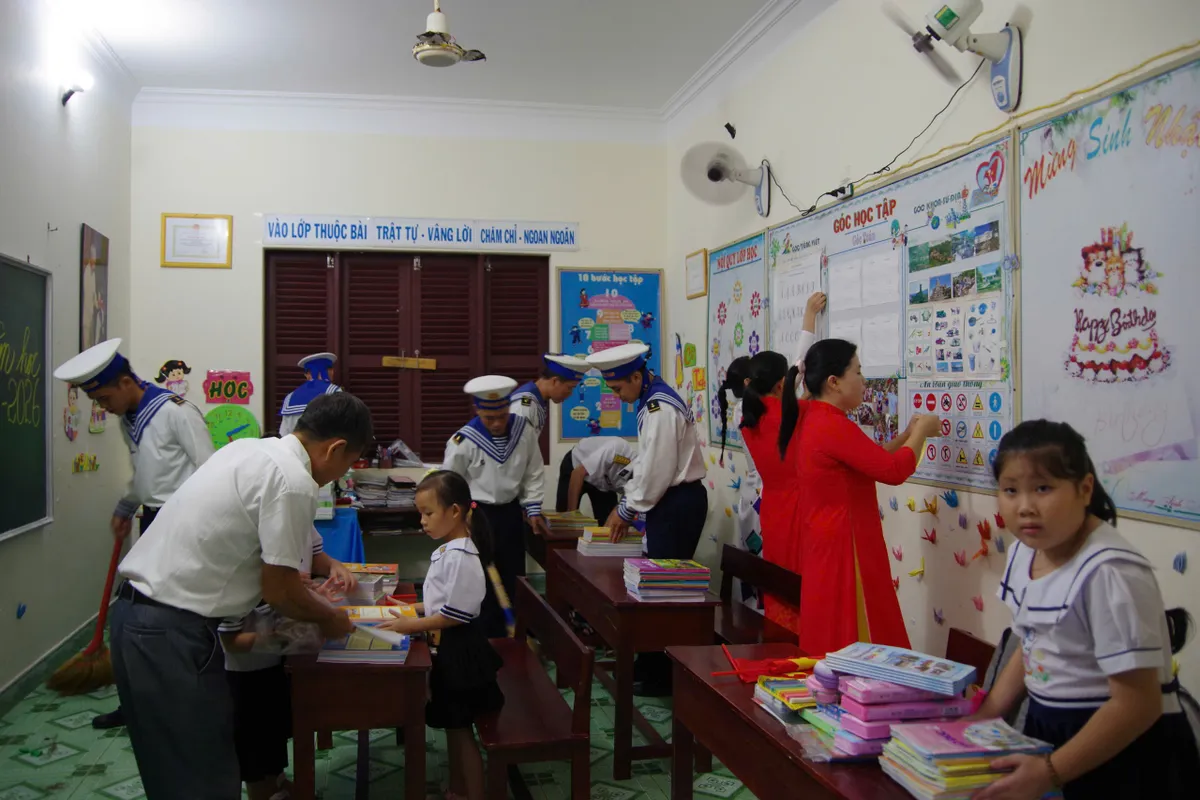 Trường Sa nơi đầu s&oacute;ng: Sức sống m&atilde;nh liệt từ những m&aacute;i ấm gia đ&igrave;nh - Ảnh 5.
