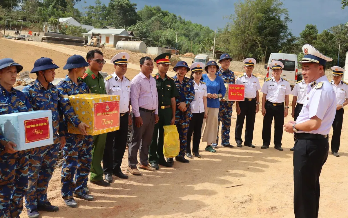 Chuẩn Đô đốc Nguyễn Đăng Tiến, Chính ủy Vùng 3 Hải quân động viên cán bộ, chiến sĩ và các lực lượng tại công trường xây dựng.