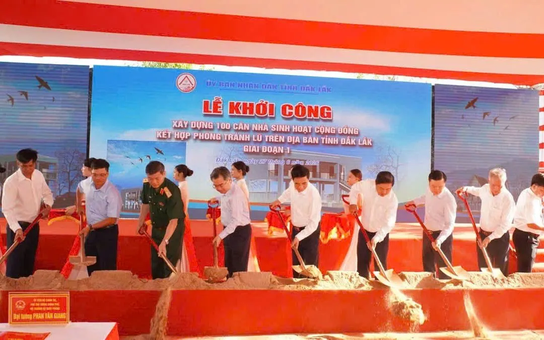 Đại tướng Phan Văn Giang dự lễ khởi công 100 căn nhà tránh lũ cộng đồng tại Đắk Lắk. Ảnh: Bảo Hưng