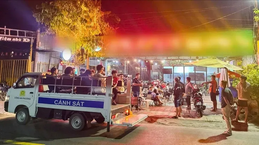 Cần Thơ: Triệt ph&aacute; điểm c&aacute; độ b&oacute;ng đ&aacute; qua mạng, 14 người bị bắt quả tang tại qu&aacute;n c&agrave; ph&ecirc;- Ảnh 1.