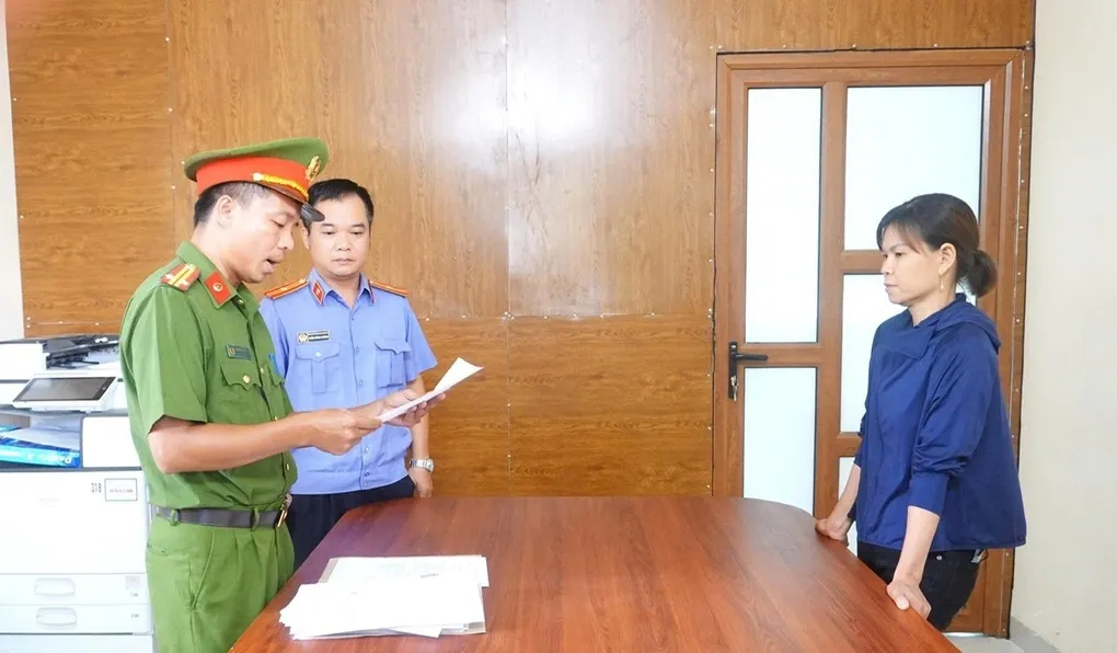Ph&uacute; Thọ: Khởi tố người phụ nữ d&ugrave;ng v&ograve;i xịt rửa xe &aacute;p lực cao tấn c&ocirc;ng người b&aacute;n h&agrave;ng- Ảnh 1.