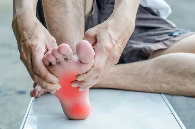 Gai g&oacute;t ch&acirc;n cảnh b&aacute;o bệnh g&igrave;? Đừng chủ quan khi cơn đau xuất hiện mỗi s&aacute;ng- Ảnh 1.