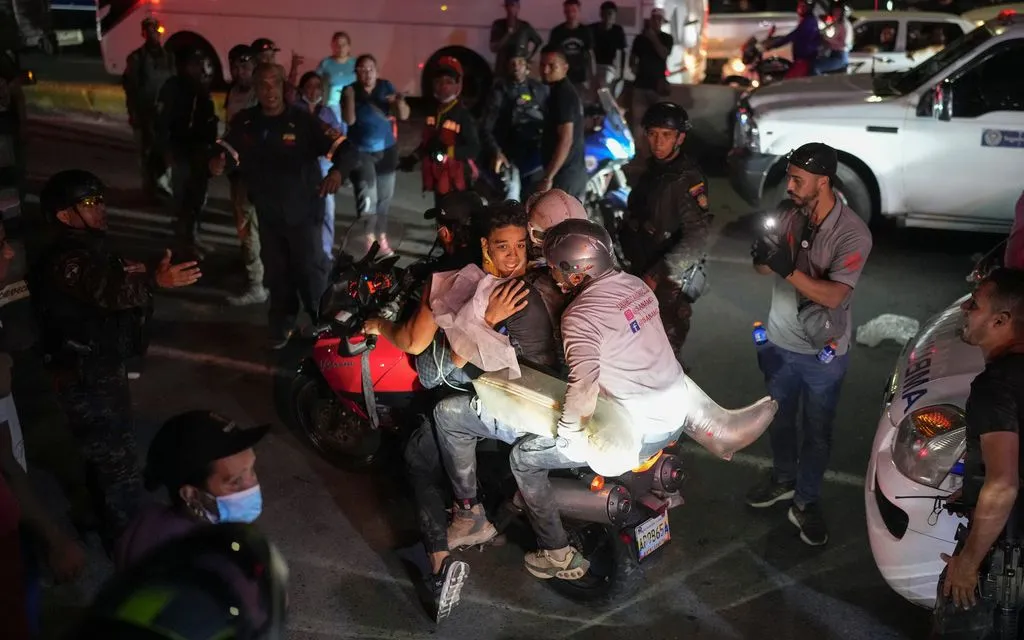 Một thanh niên được đưa khỏi đống đổ nát tại La Guaira, Venezuela, ngày 26/6/2026. (Ảnh: AP)