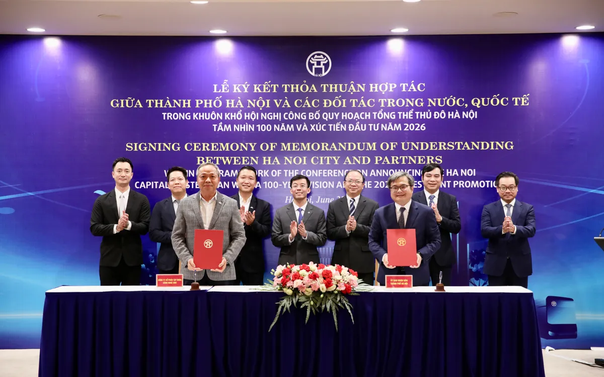 Lãnh đạo UBND Thành phố Hà Nội và Tập đoàn Công nghệ CMC ký kết Bản ghi nhớ hợp tác giai đoạn 2026-2030, thúc đẩy chuyển đổi số, chuyển đổi AI và đổi mới sáng tạo. Ảnh: CMC