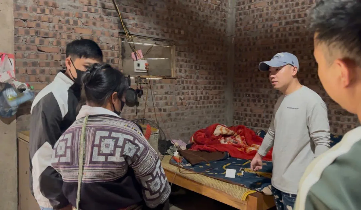 Khởi tố 2 mẹ con sau khi gi&aacute;m định mẫu nang t&oacute;c ph&aacute;t hiện chất ma t&uacute;y- Ảnh 1.