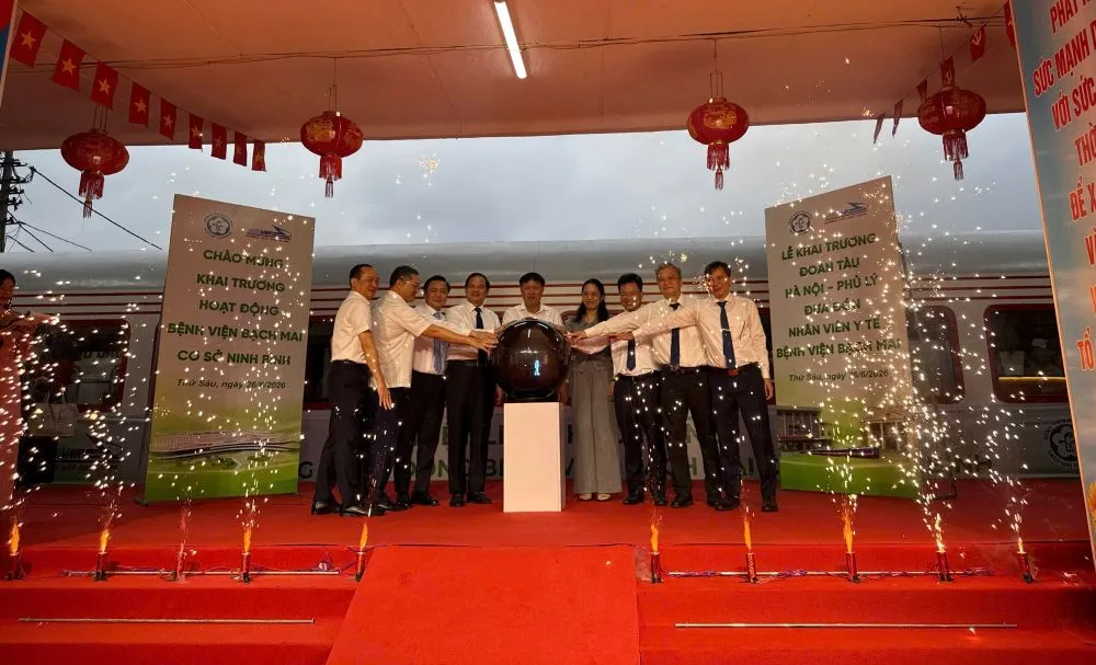 Ch&iacute;nh thức vận h&agrave;nh đ&ocirc;i t&agrave;u đường sắt kết nối Bệnh viện Bạch Mai tới cơ sở 2 tại Phủ L&yacute;- Ảnh 1.