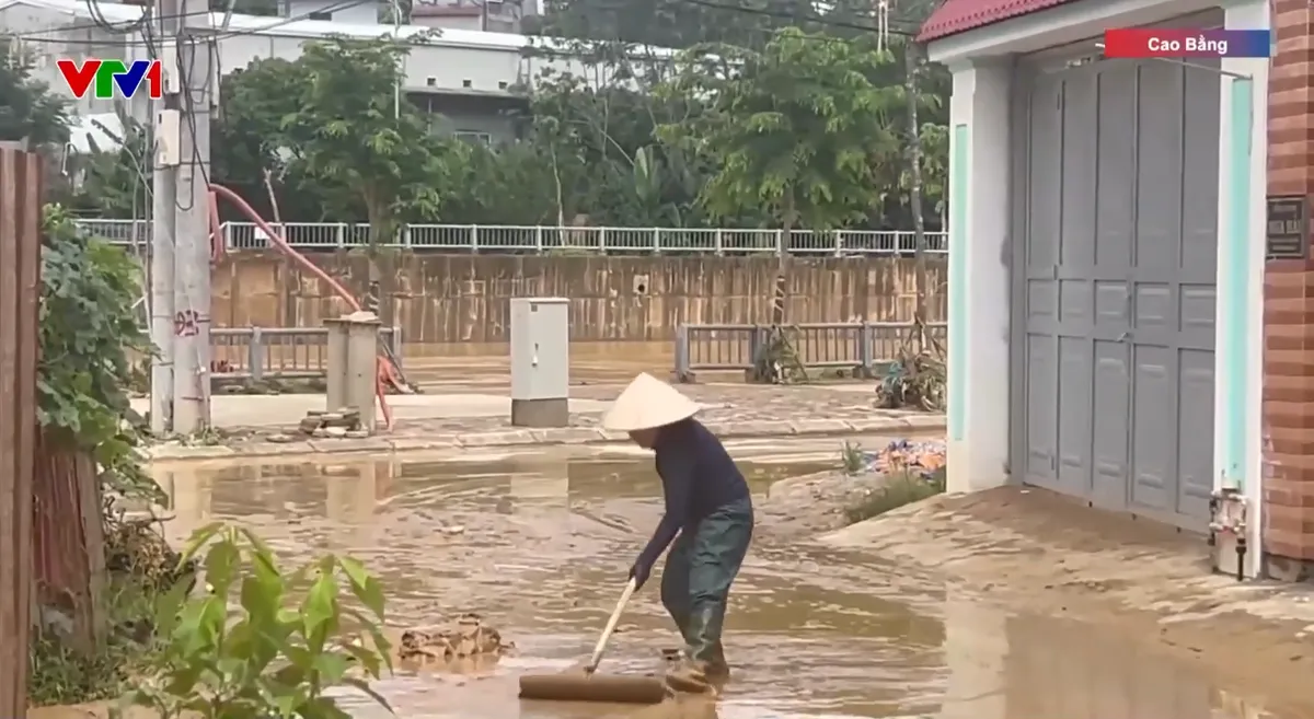 Người d&acirc;n Cao Bằng khẩn trương dọn dẹp sau khi lũ r&uacute;t - Ảnh 1.
