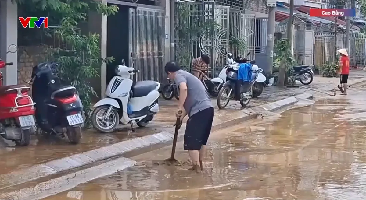 Người d&acirc;n Cao Bằng khẩn trương dọn dẹp sau khi lũ r&uacute;t - Ảnh 2.