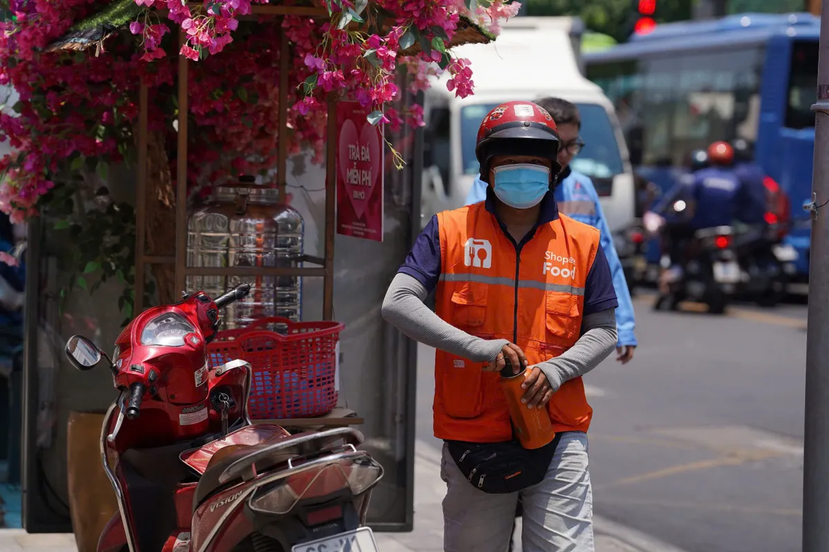 Mưu sinh dưới thời tiết cực đoan: Đ&aacute;nh đổi sức khỏe để giữ kế sinh nhai   - Ảnh 4.