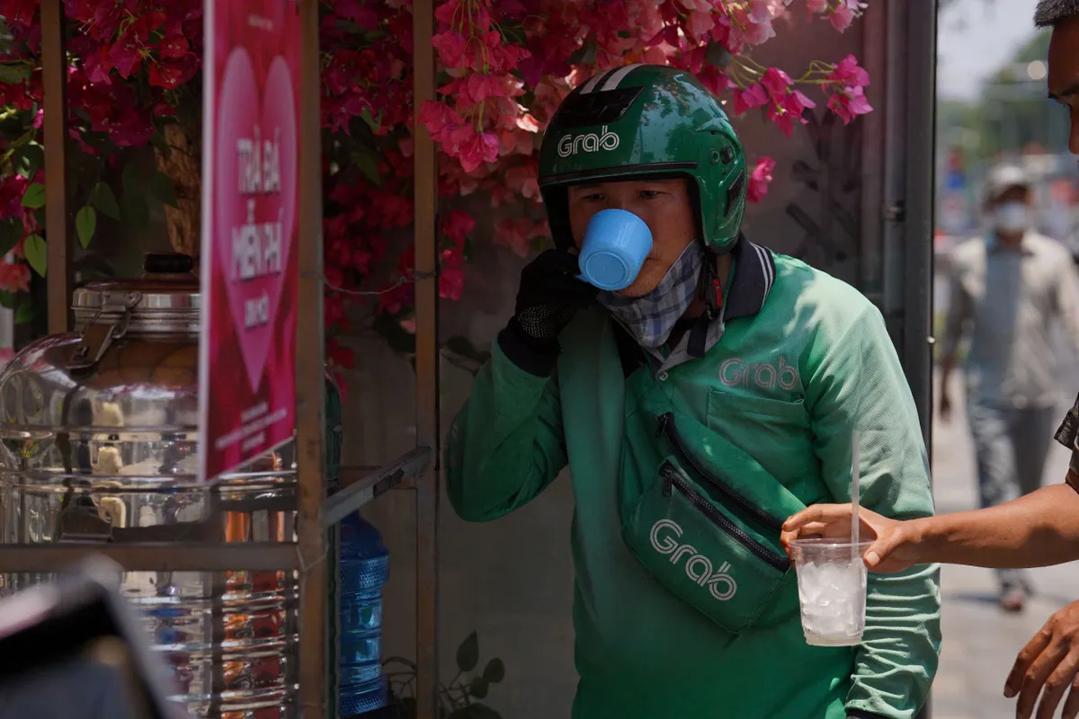 Mưu sinh dưới thời tiết cực đoan: Đ&aacute;nh đổi sức khỏe để giữ kế sinh nhai   - Ảnh 5.