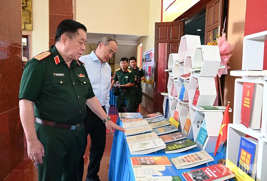 Đại tướng Nguyễn Trọng Nghĩa chủ tr&igrave; gặp mặt đại biểu văn nghệ sĩ khu vực ph&iacute;a Nam - Ảnh 3.