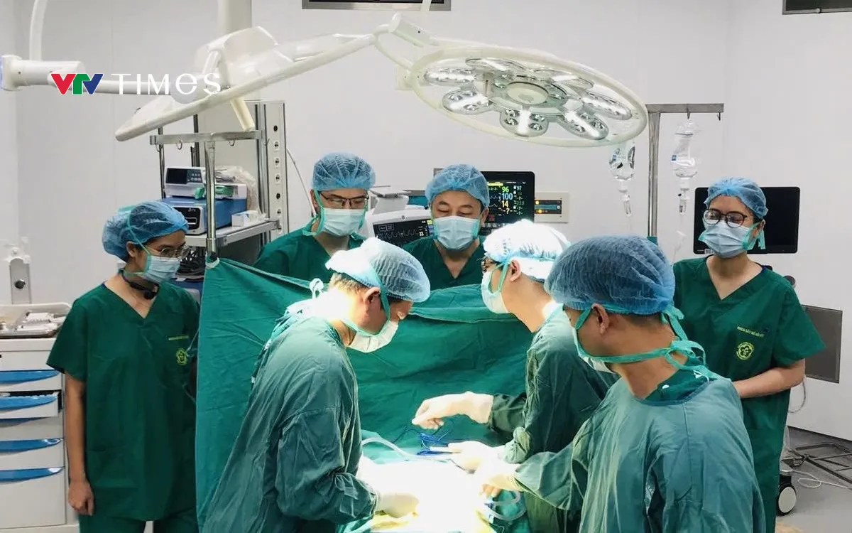 22h30 ngày 26/6, phòng mổ của Bệnh viện Bạch Mai cơ sở Ninh Bình sáng đèn. Đây là ca phẫu thuật đầu tiên được thực hiện tại cơ sở mới, đánh dấu cột mốc đặc biệt ngay trong ngày đầu bệnh viện tiếp nhận người bệnh. (Ảnh: Mai Thanh)