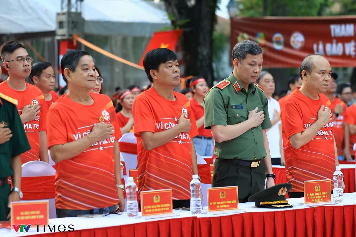 Lãnh đạo và dân TP Hồ Chí Minh tham gia chạy bộ hưởng ứng xây dựng địa bàn không ma túy- Ảnh 2.