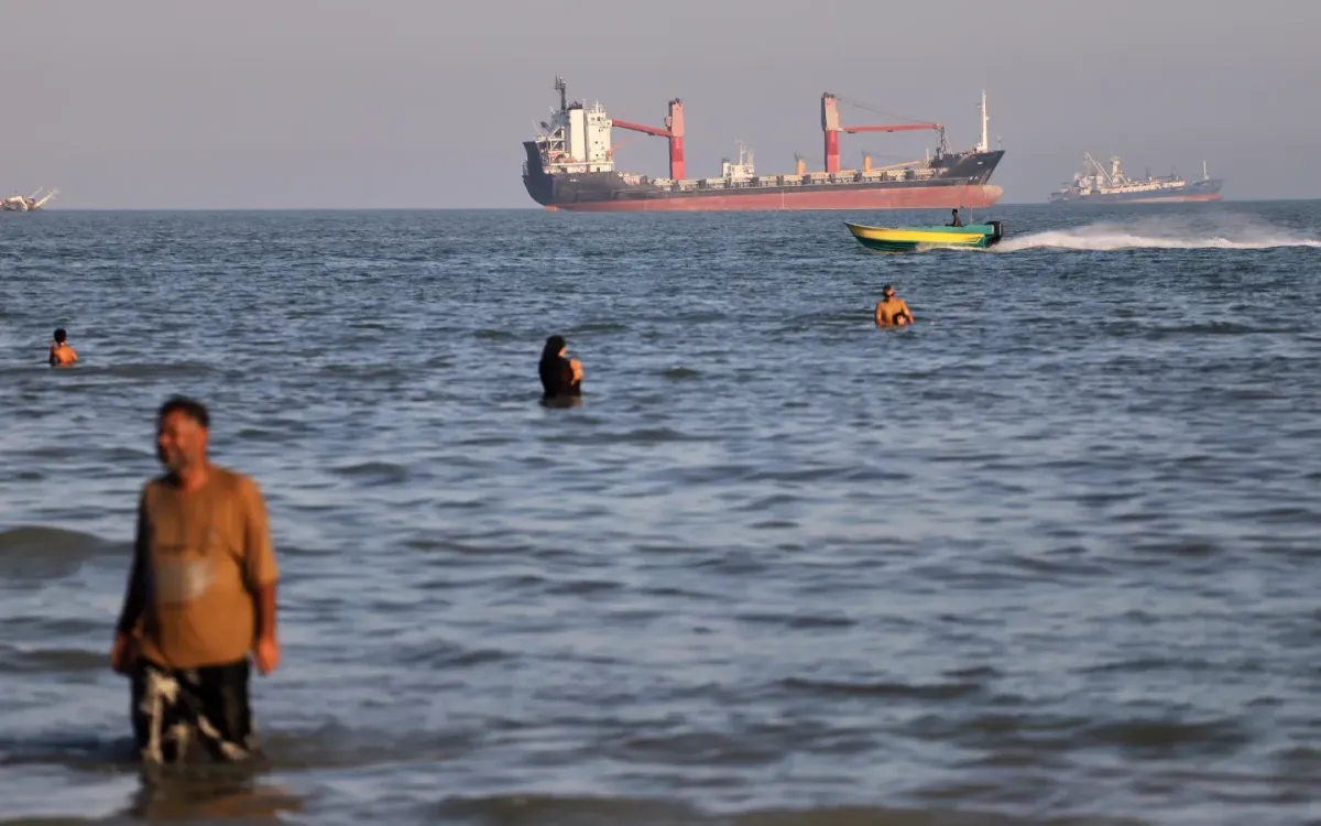 Eo biển Hormuz, ngoài khơi Bandar Abbas, Iran, ngày 17/6/2026. (Ảnh: AP)