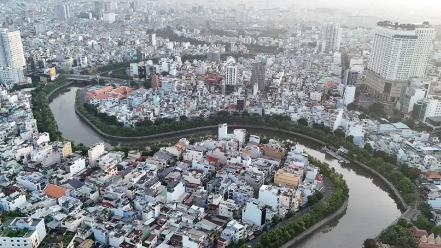 TP Hồ Ch&iacute; Minh chuyển m&igrave;nh từ những d&ograve;ng k&ecirc;nh đen - Ảnh 1.
