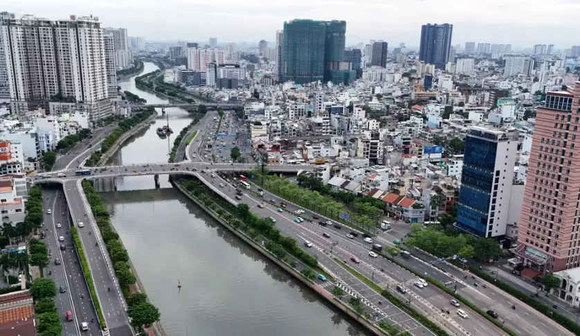 TP Hồ Ch&iacute; Minh chuyển m&igrave;nh từ những d&ograve;ng k&ecirc;nh đen - Ảnh 2.