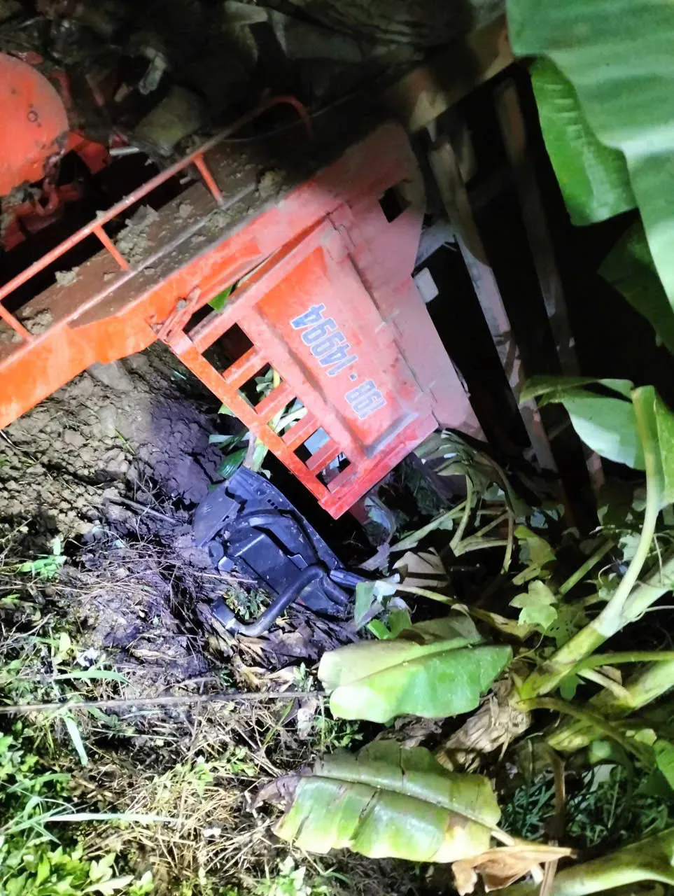 Xe tải lao xuống taluy &acirc;m s&acirc;u 20m ở Sơn La, 2 người tử vong - Ảnh 1.