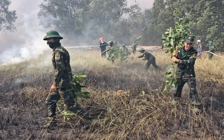 Ch&aacute;y rừng uy hiếp khu d&acirc;n cư ở Quảng Trị, h&agrave;ng trăm c&aacute;n bộ, chiến sĩ khẩn trương dập lửa - Ảnh 3.