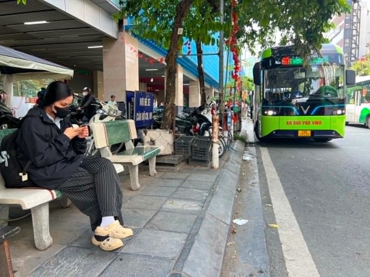H&agrave; Nội: Xử phạt b&atilde;i xe kh&ocirc;ng ph&eacute;p tại ga đường sắt tr&ecirc;n cao C&aacute;t Linh- Ảnh 2.