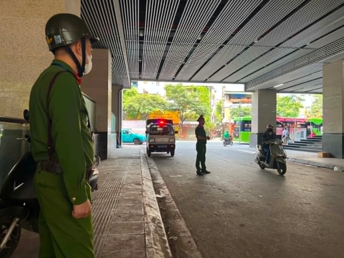 H&agrave; Nội: Xử phạt b&atilde;i xe kh&ocirc;ng ph&eacute;p tại ga đường sắt tr&ecirc;n cao C&aacute;t Linh- Ảnh 1.
