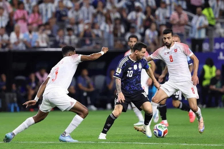 Siêu phẩm của Messi giúp Argentina toàn thắng vòng bảng, thiết lập kỷ lục mới tại World Cup- Ảnh 1. Siêu phẩm của Messi giúp Argentina toàn thắng vòng bảng, thiết lập kỷ lục mới tại World Cup- Ảnh 1.
