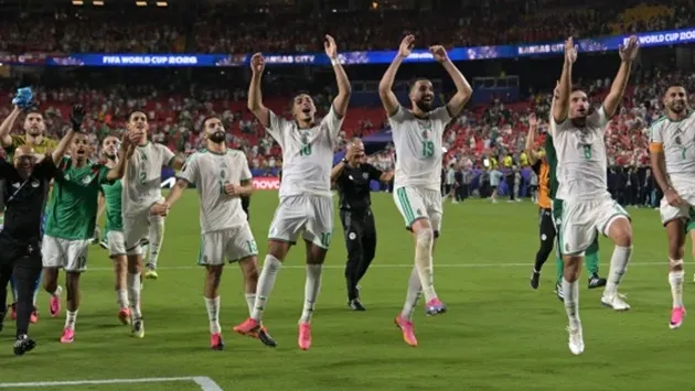 &Aacute;o v&agrave; Algeria tạo m&agrave;n rượt đuổi đi&ecirc;n rồ, c&ugrave;ng dắt tay v&agrave;o v&ograve;ng 1/16 v&agrave; khiến Iran bị loại- Ảnh 1.