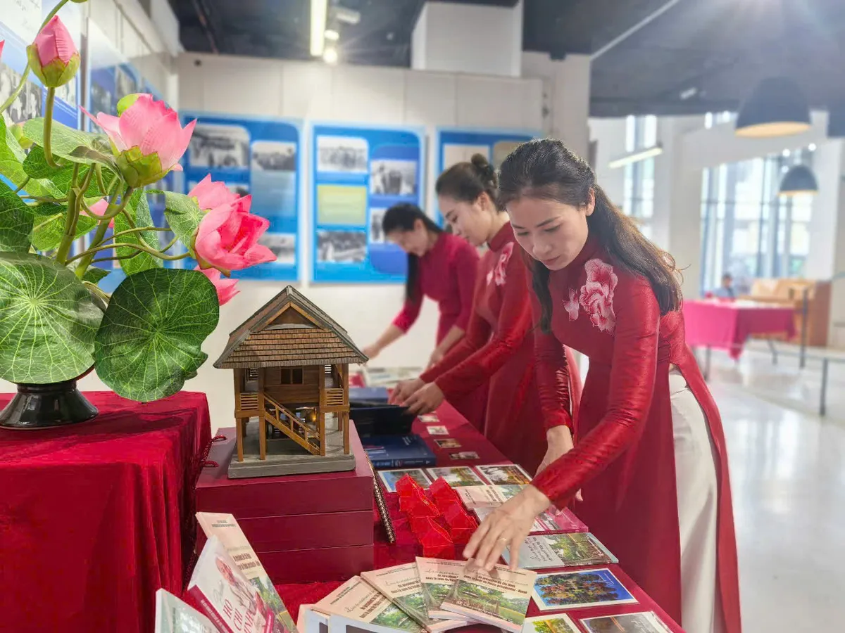 Chuỗi hoạt động văn hóa - khoa học tôn vinh Chủ tịch Hồ Chí Minh tại Pháp - Ảnh 5.