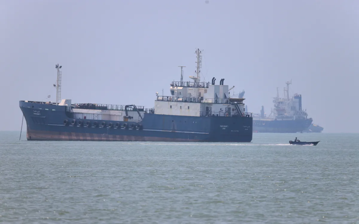 Các tàu neo đậu ở eo biển Hormuz ngoài khơi Bandar Abbas, Iran, ngày 17/6/2026. (Ảnh: AP)