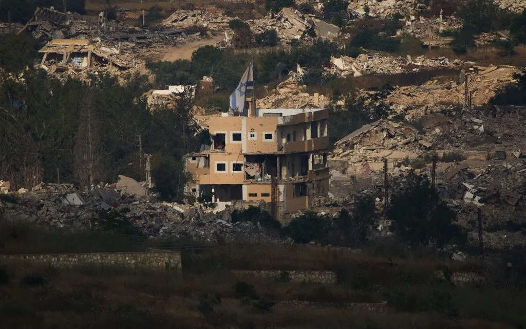Hình ảnh lá cờ Israel trên một tòa nhà bị phá hủy ở miền Nam Lebanon, ngày 27/6/2026. (Ảnh: AP)
