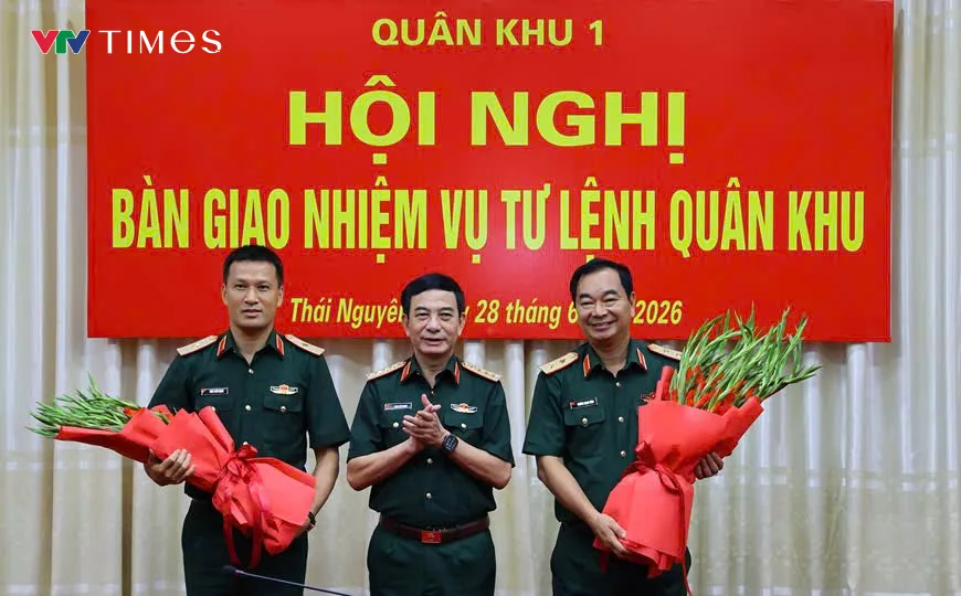 Đại tướng Phan Văn Giang chủ tr&igrave; b&agrave;n giao nhiệm vụ Tư lệnh Qu&acirc;n khu 1 - Ảnh 1.
