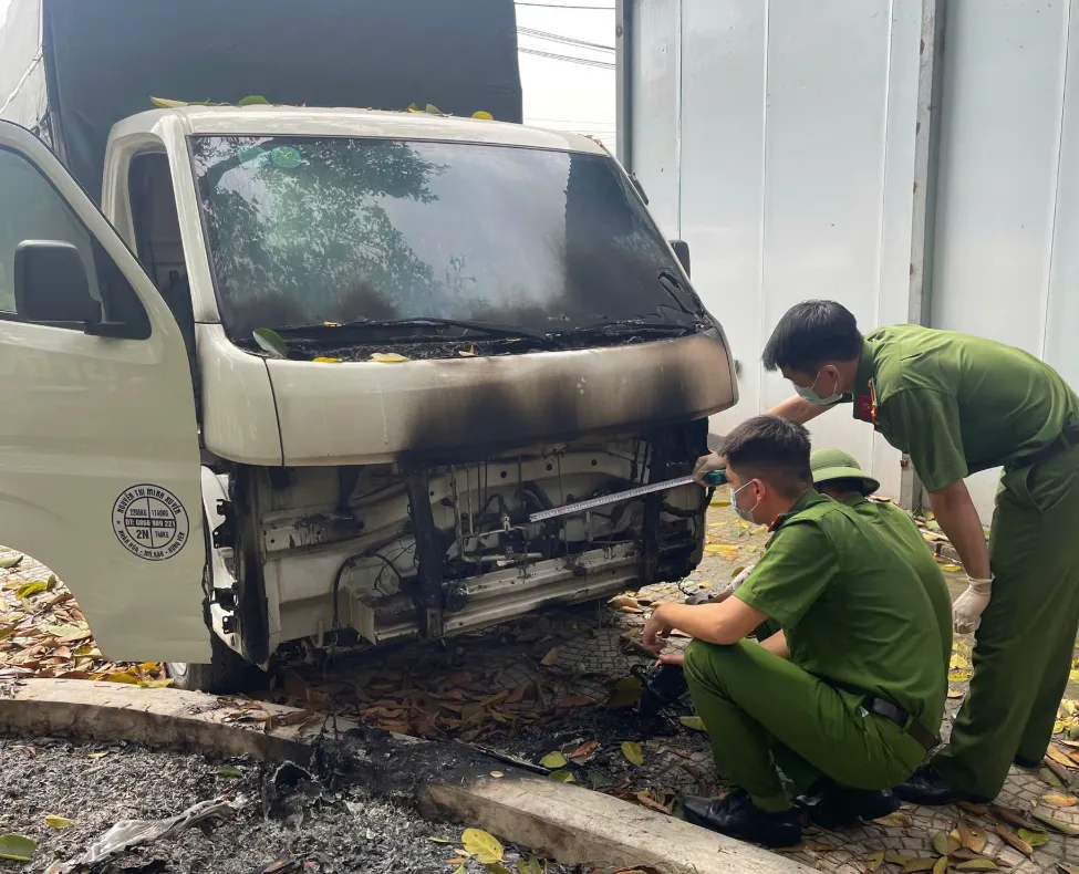 Tự &yacute; đấu nối, độ chế hệ thống điện tr&ecirc;n &ocirc; t&ocirc;: Nguy cơ tiềm ẩn dẫn đến ch&aacute;y xe  - Ảnh 2.