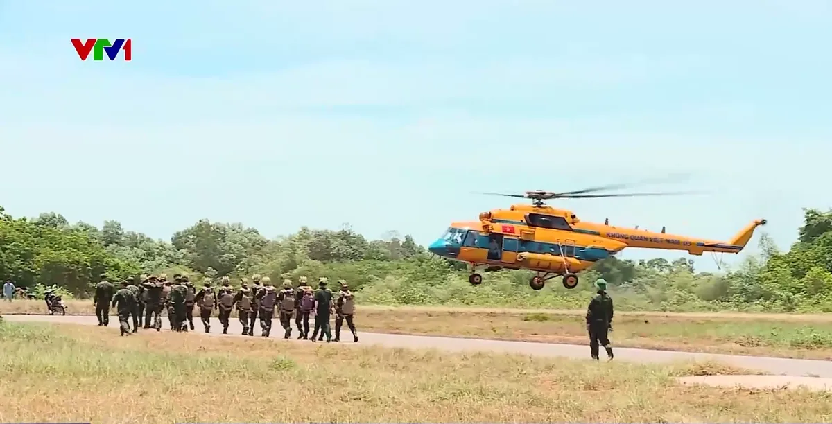 Rèn kỹ năng nhảy dù, nâng cao khả năng sẵn sàng chiến đấu của lực lượng đặc công - Ảnh 1.