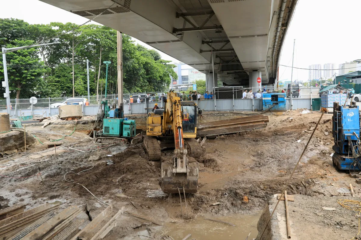 B&iacute; thư Th&agrave;nh ủy H&agrave; Nội y&ecirc;u cầu tăng tốc 3 dự &aacute;n giao th&ocirc;ng trọng điểm, quyết t&acirc;m th&ocirc;ng xe trước Tết 2027- Ảnh 1.