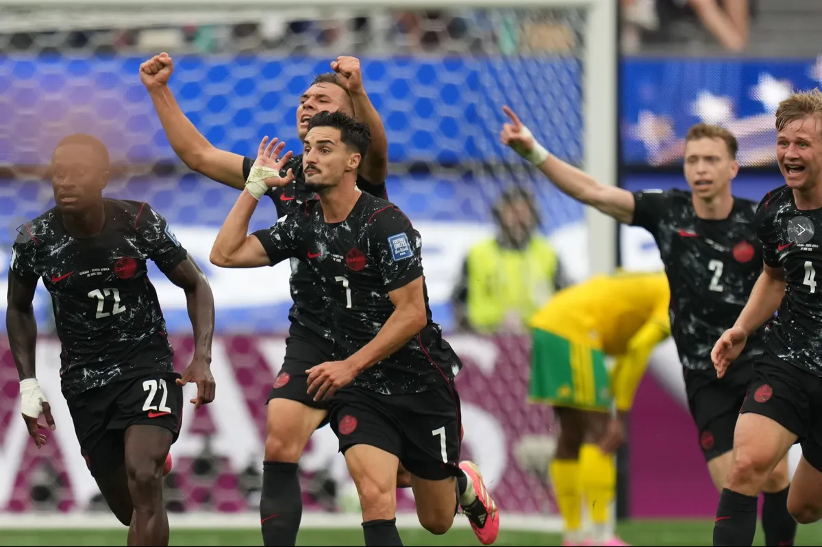 Canada ghi bàn phút bù giờ, lần đầu tiên giành vé vào vòng 1/8 World Cup- Ảnh 1. Canada ghi bàn phút bù giờ, lần đầu tiên giành vé vào vòng 1/8 World Cup- Ảnh 1.