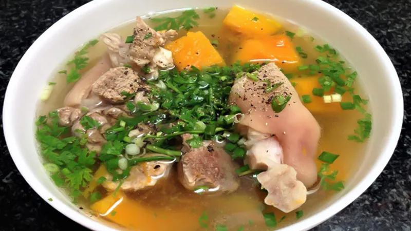Canh để qua đ&ecirc;m c&ograve;n ăn được kh&ocirc;ng? Chuy&ecirc;n gia chỉ ra những điều nhiều người vẫn l&agrave;m sai- Ảnh 1.