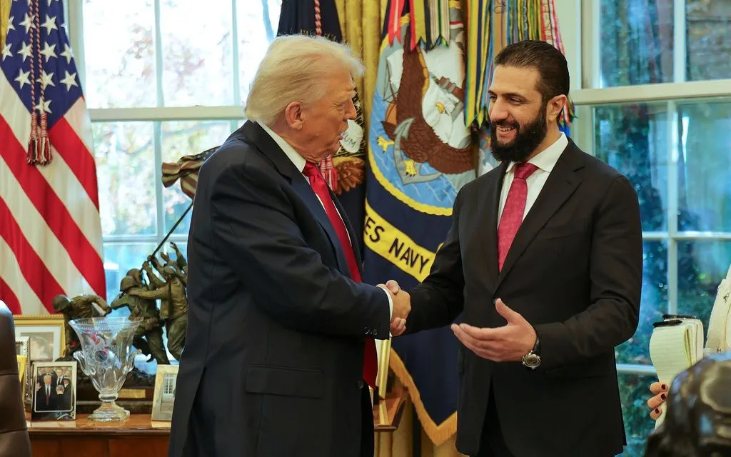 Tổng thống Mỹ Donald Trump (trái) bắt tay Tổng thống lâm thời Syria Ahmad al-Sharaa tại Nhà Trắng, ngày 10/11/2025 (Ảnh: AP)