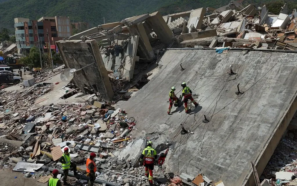 Lực lượng cứu hộ Mexico tìm kiếm nạn nhân tại La Guaira, Venezuela, ngày 28/6/2026. (Ảnh: AP)